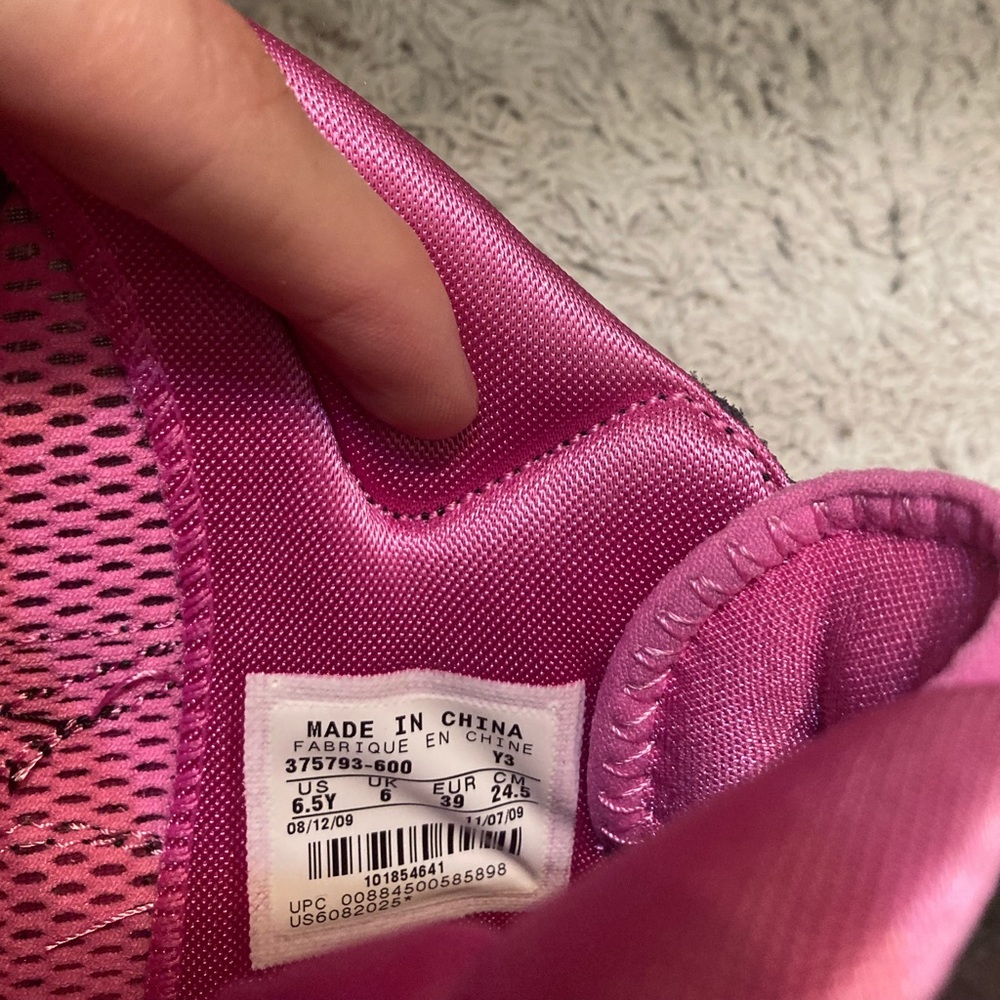 Nike CLASSIC LeBron James Breast Cancer Sneakers - 8/12/2009 🏀 - Picture 6 of 16
